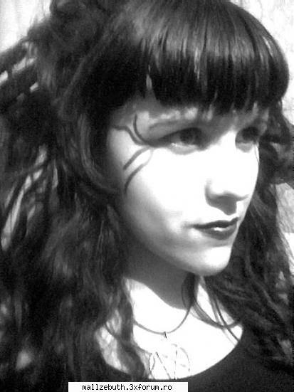 bv ;) nu trebuie sa fim judecati numai dupa infatisare oricum machiajul e fain adik uite stiri din