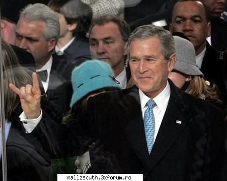 Bush e cu noi! - Presedintele Bush, salutand cu mana, aratand un - Satanismul - Religia Secolului al XXI-lea